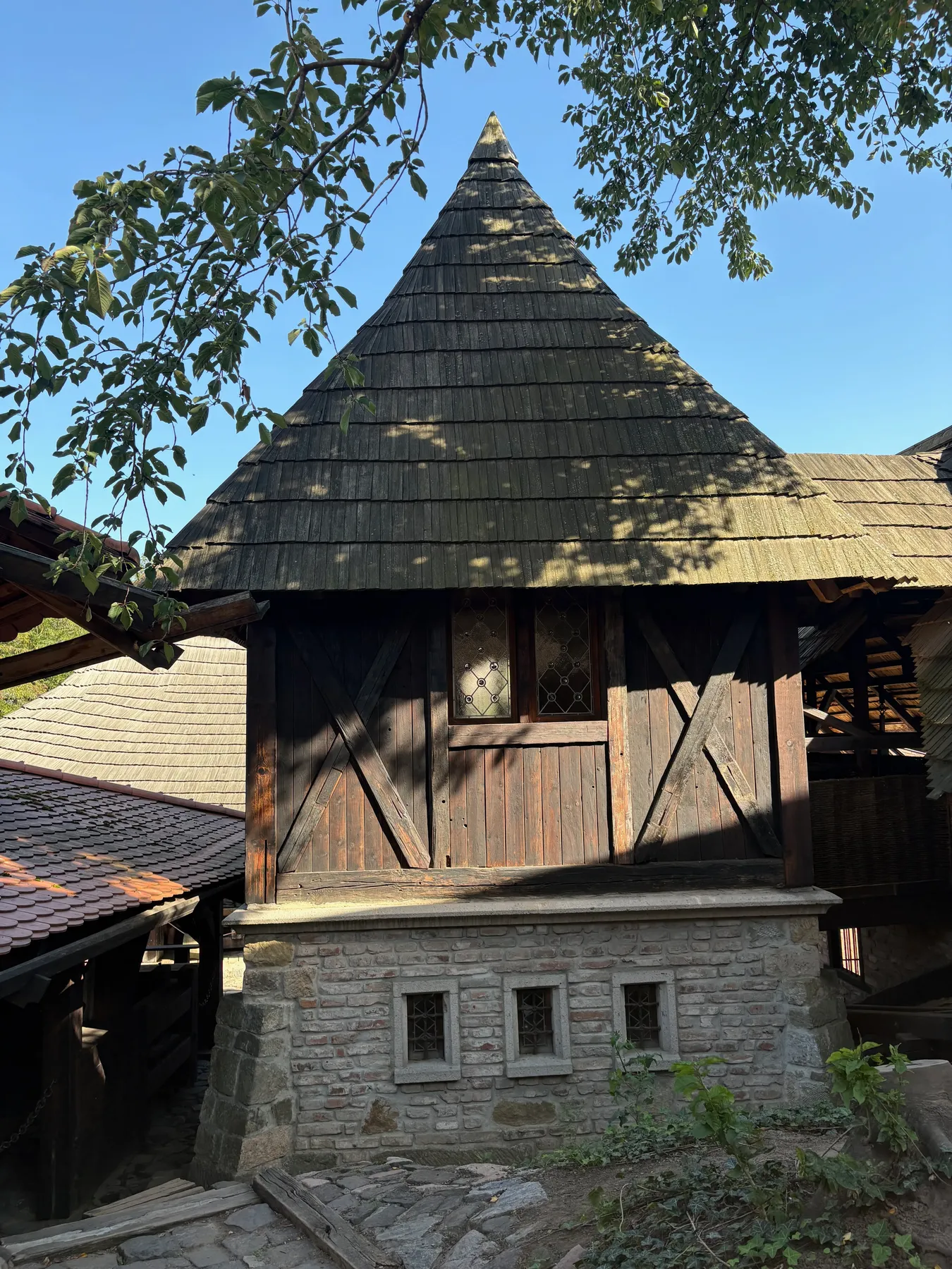 Domek se špičatou střechou jako čarodějnický klobouk