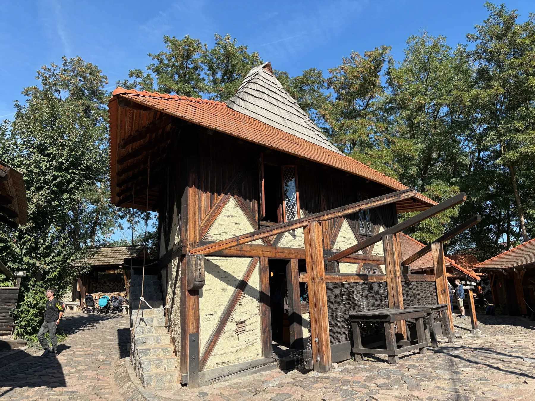 Řada dřevěných dílen se stříškami nad vchody