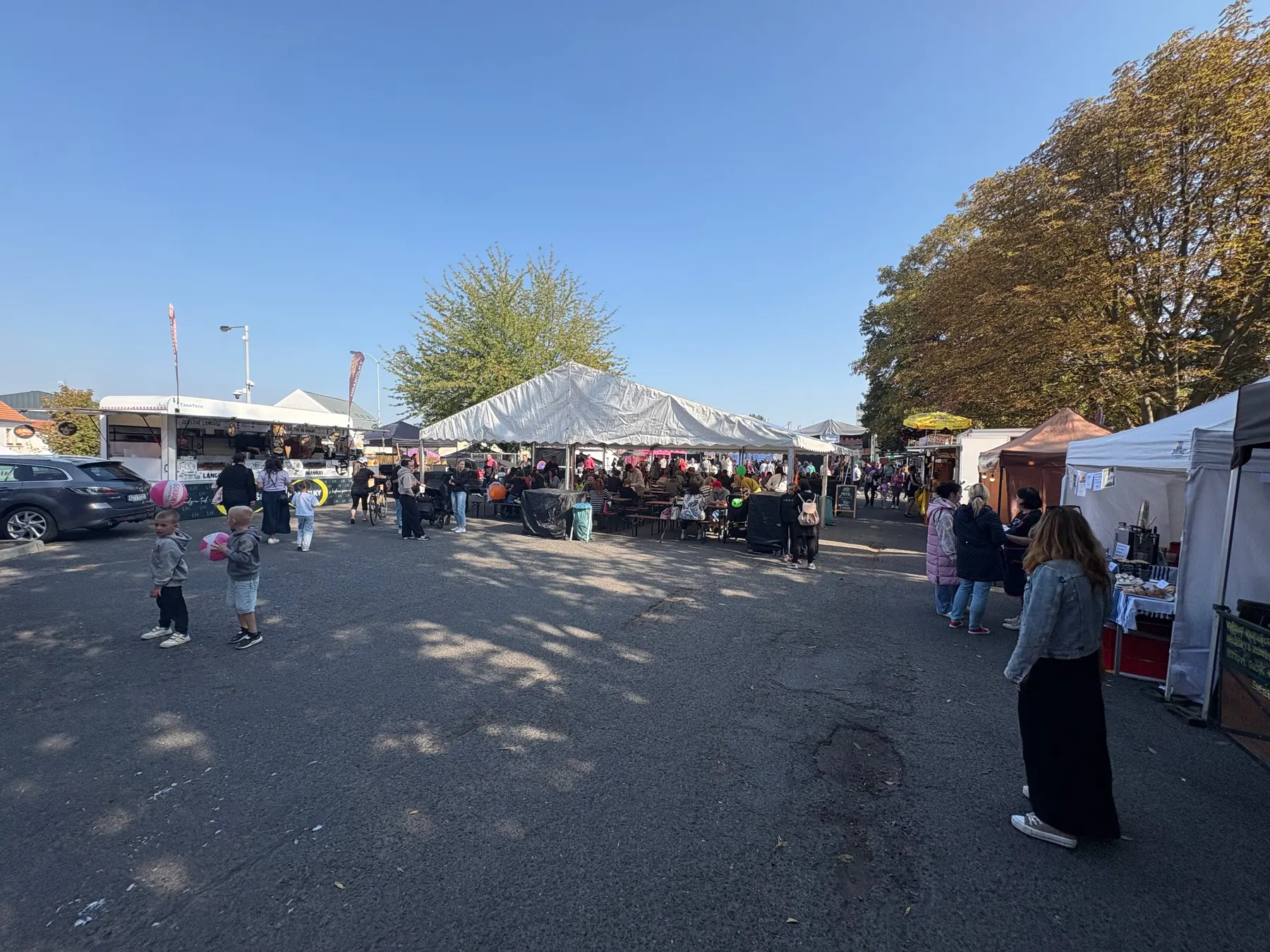 Velký stan s pivní zahradou a food trucky