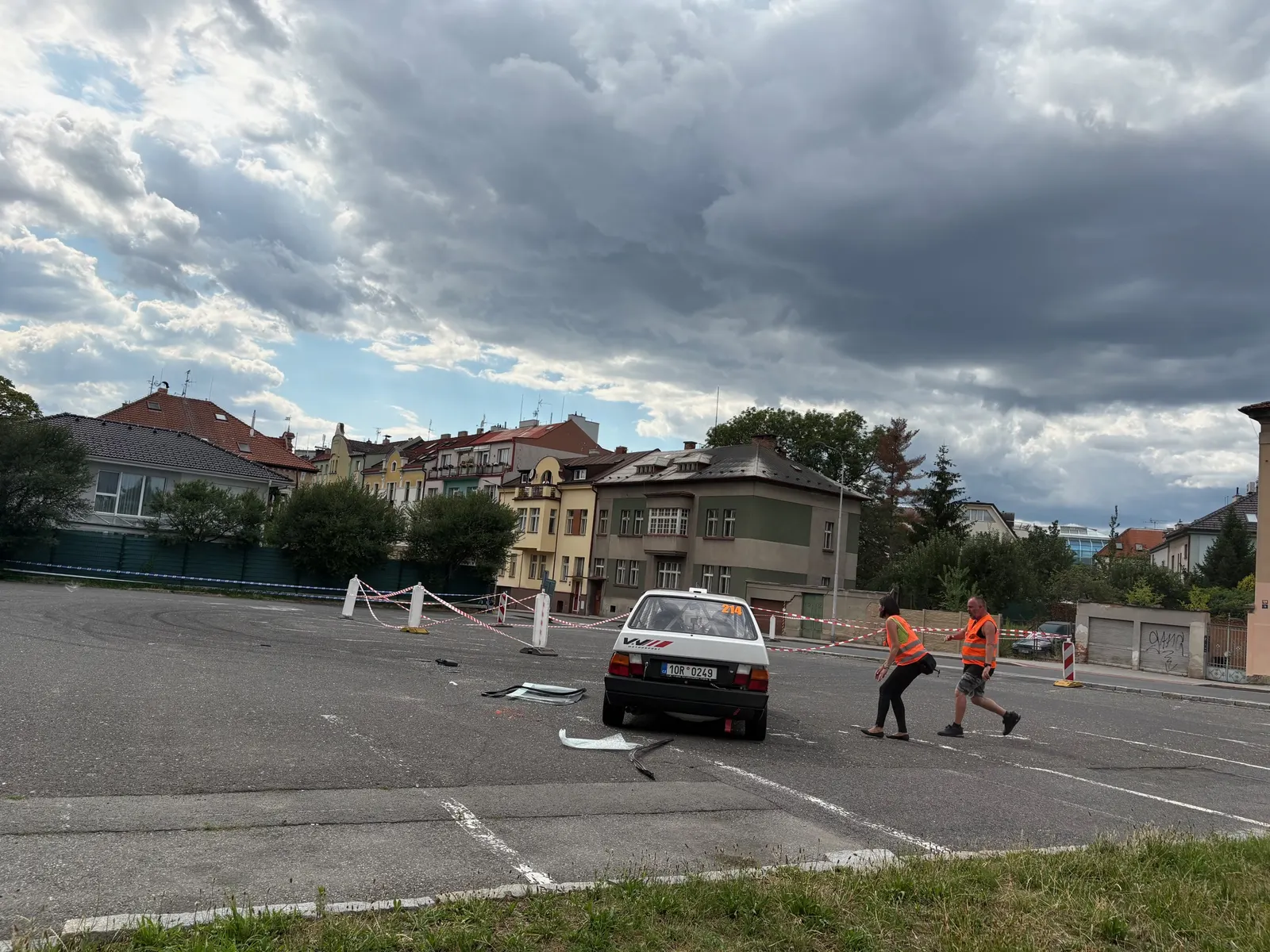 Městská RZ v Mladé Boleslavi po havárii Favorita - Škoda Favorit s číslem 214, na asfaltu úlomky, marshallové odklízejí trosky