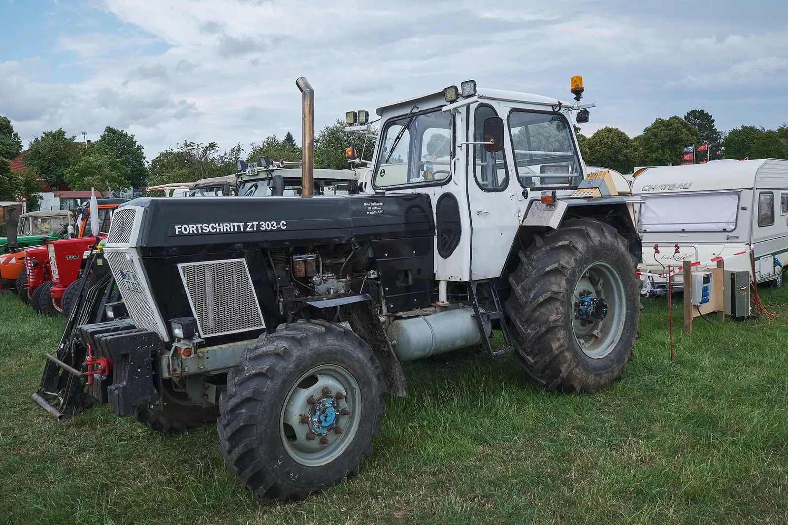 Modrý traktor Fortschritt ZT 303 C z šikmého čelního pohledu