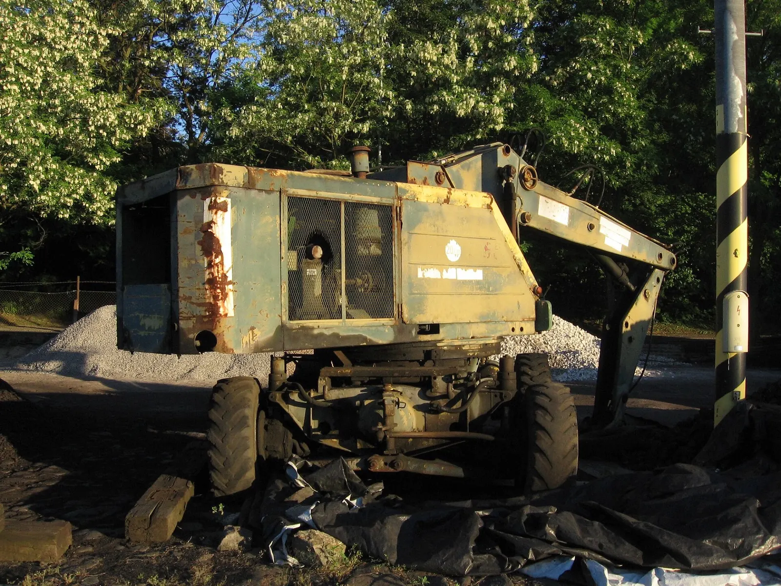 Historické mobilní rypadlo Fortschritt T 174 v Dobřichovicích