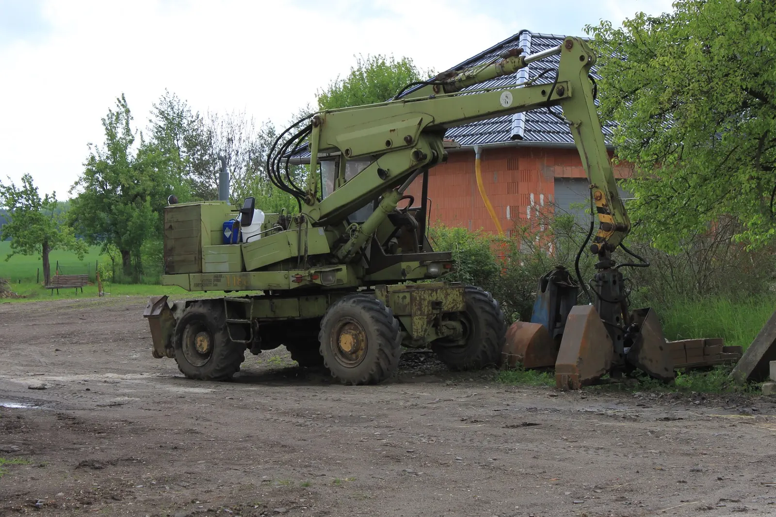 Žluté mobilní rypadlo Fortschritt T 188