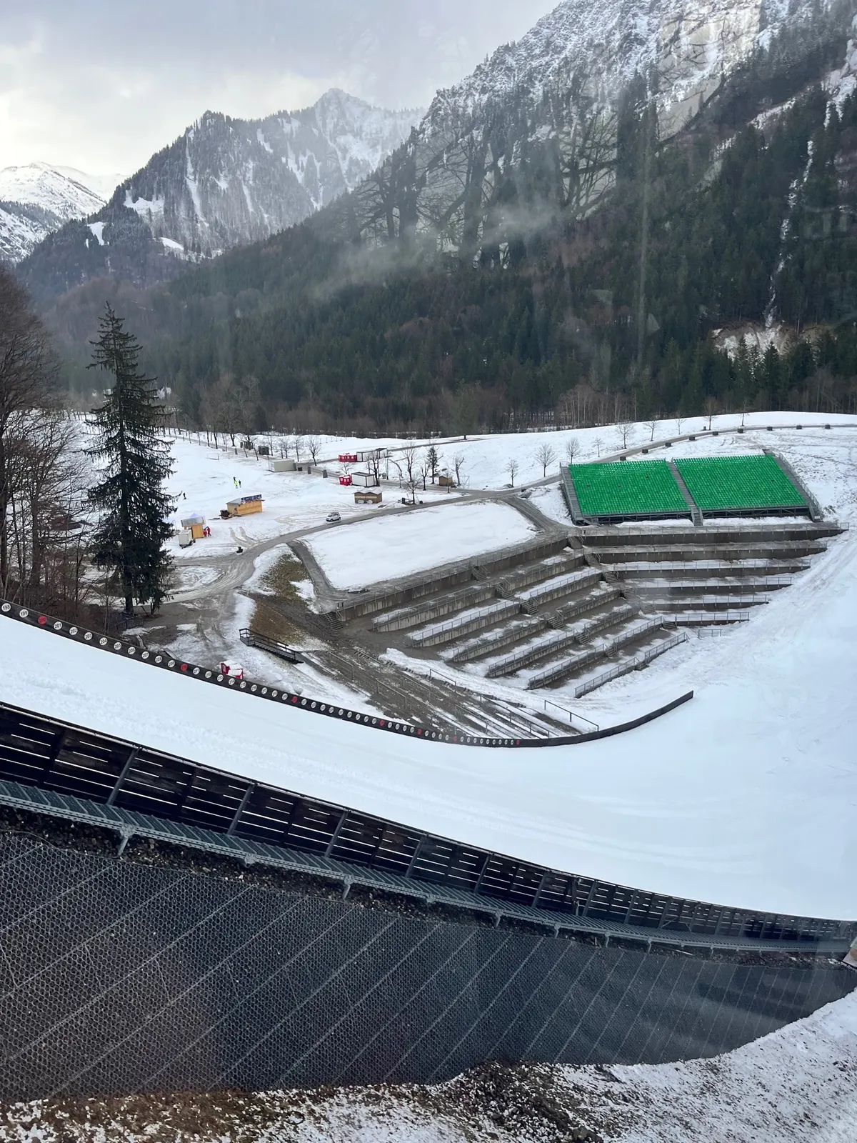 Panoramatický šikmý výtah - trasa dlouhá 288 metrů k patě věže