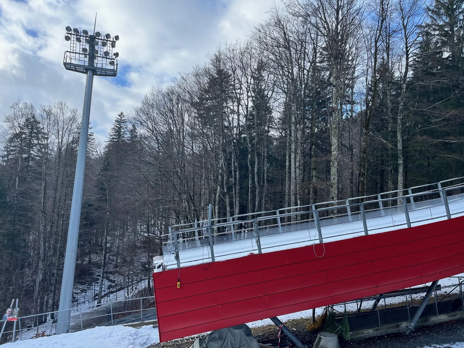 Pohled z věže na Freibergsee a okolní horské masivy