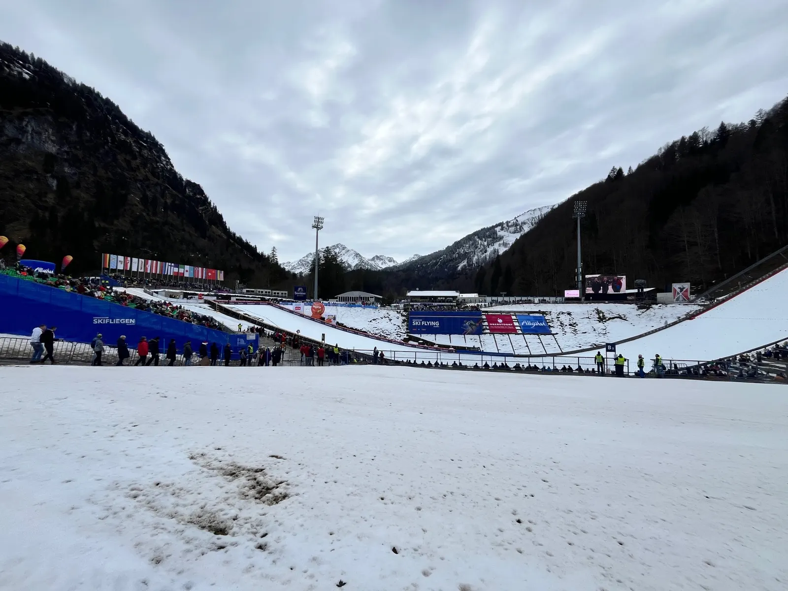 Atmosféra na oberstdorfském skiflygarském stadionu