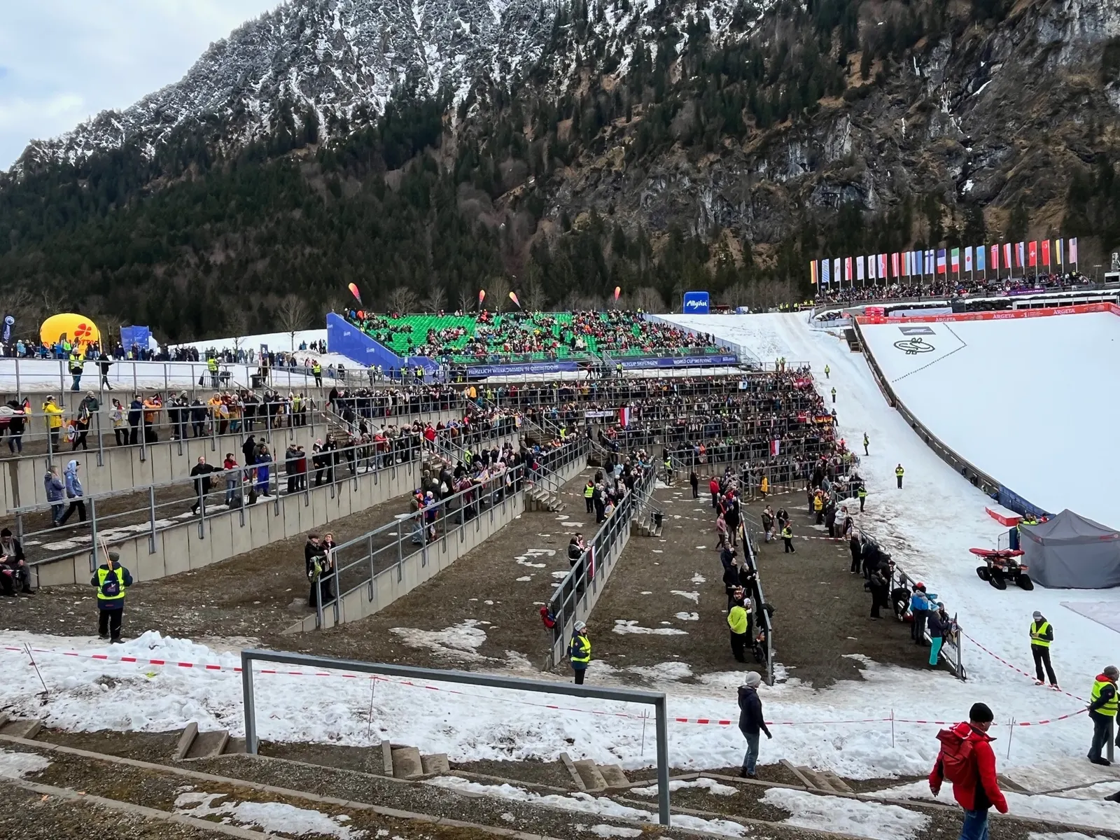 Skokan během letu - pohled ze stadionu