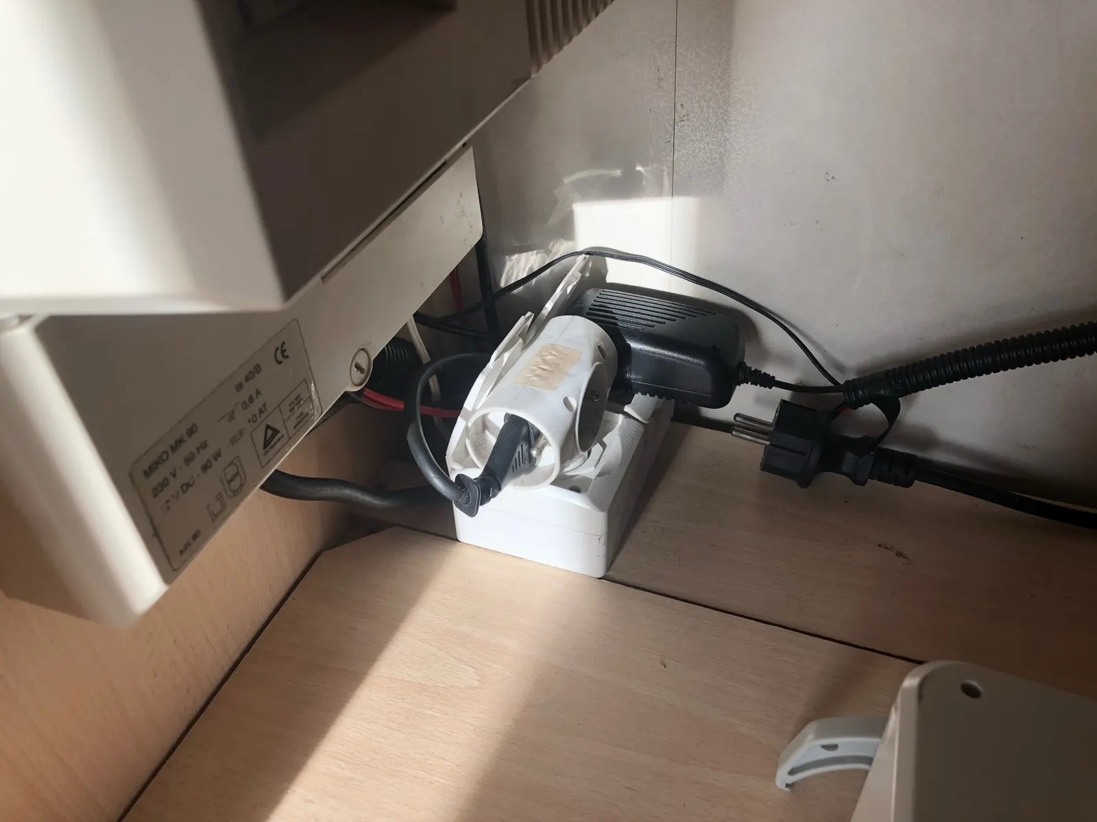 Rozvaděč v úložném prostoru - transformátor MIKO MK 90 230V/12V, prodlužovací kabel s adaptérem