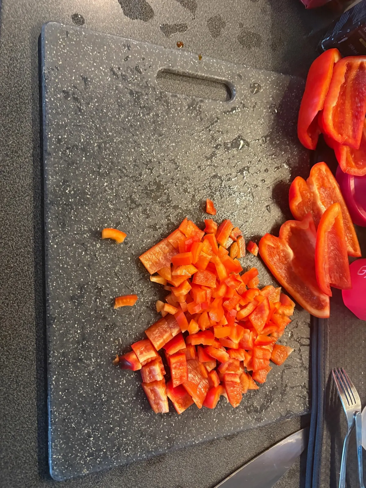 Nakrájená červená paprika na prkénku