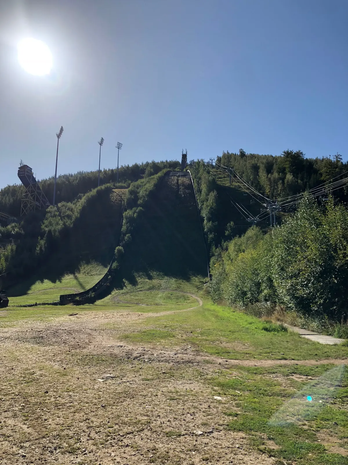 Doskočiště mamuta od výběhu, slunce nad horní částí můstku.