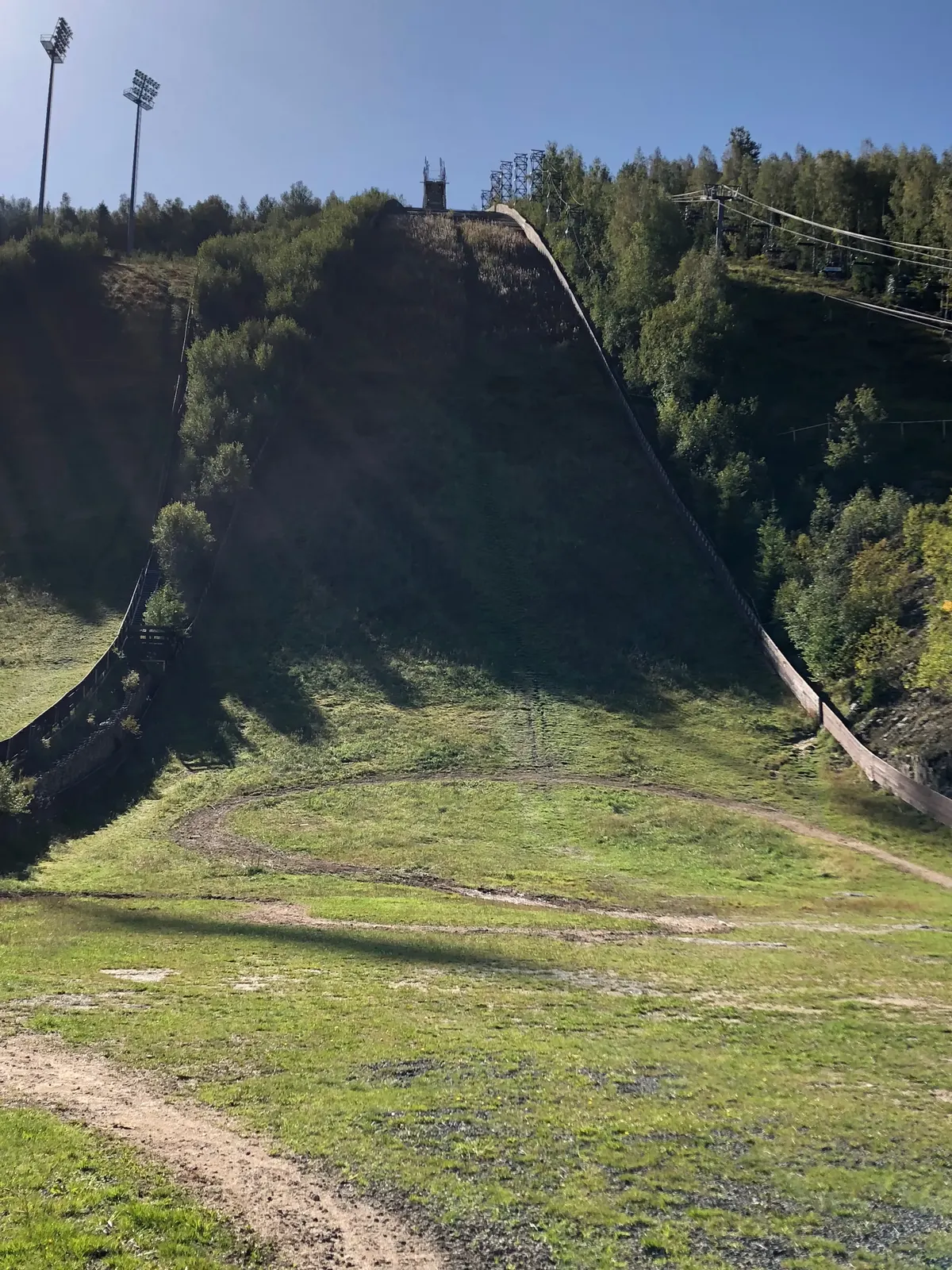 Doskočiště zespodu, nahoře stožáry osvětlení.