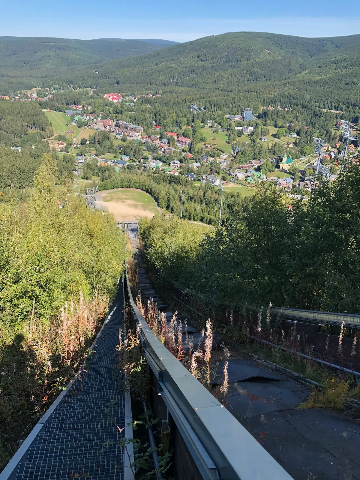 Ocelové schodiště podél nájezdu, dole Harrachov
