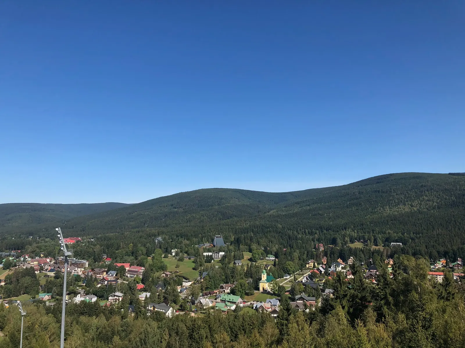 Panorama Harrachova a Krkonoš z mamutího můstku
