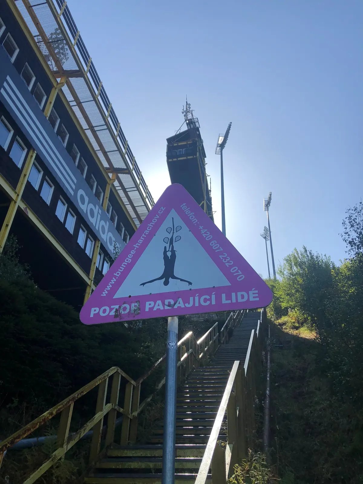 Výstražná značka Pozor padající lidé u schodiště