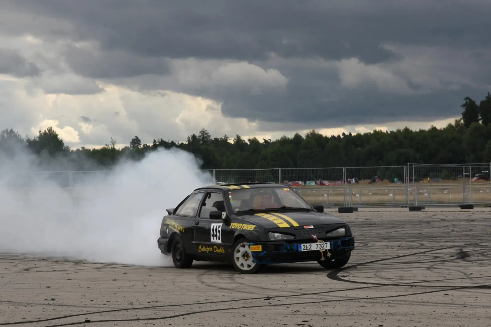 Ford Sierra při burnoutu s obrovským oblakem kouře z pneumatik