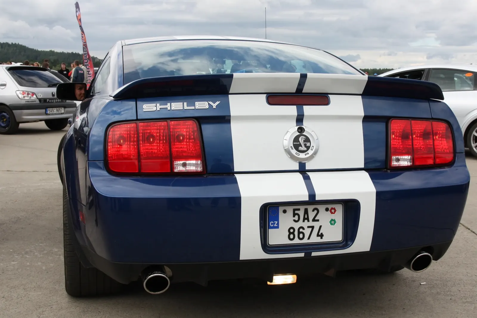 Muscle - modrý Shelby GT500 zezadu