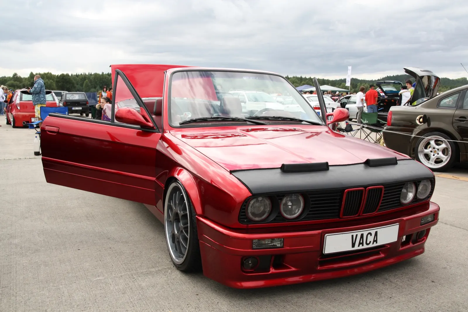 Tmavá BMW E30 s předním krytem VACA