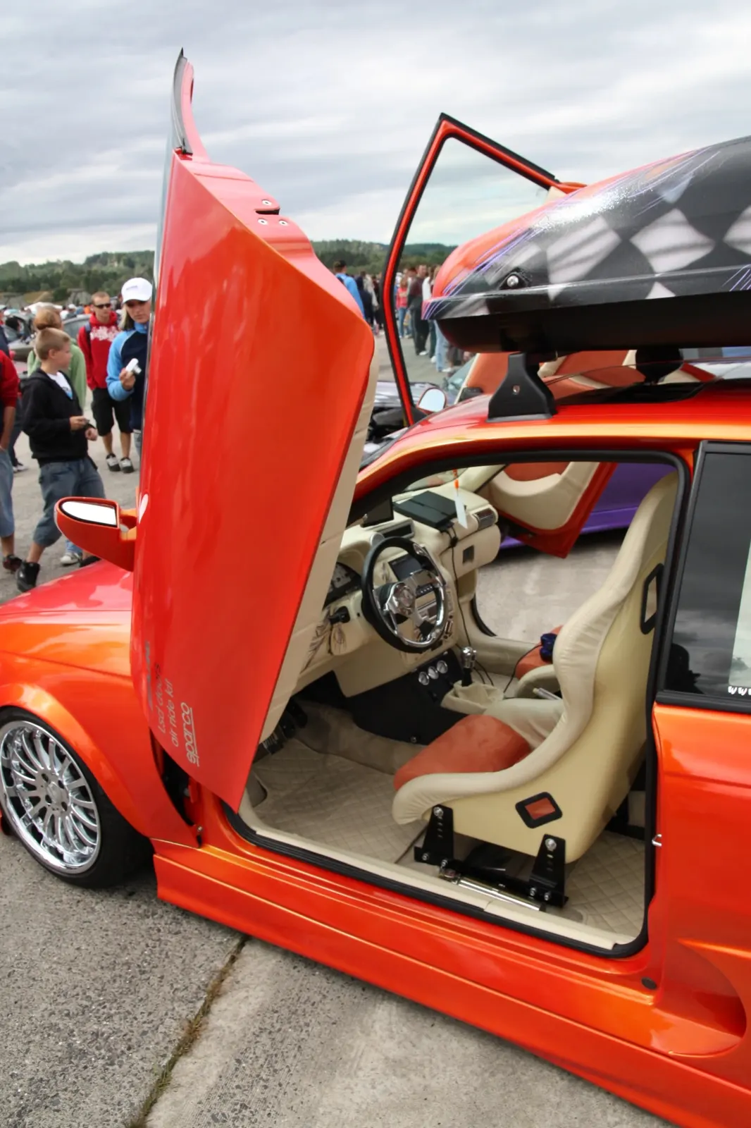 Otevřený interiér s lambo dveřmi