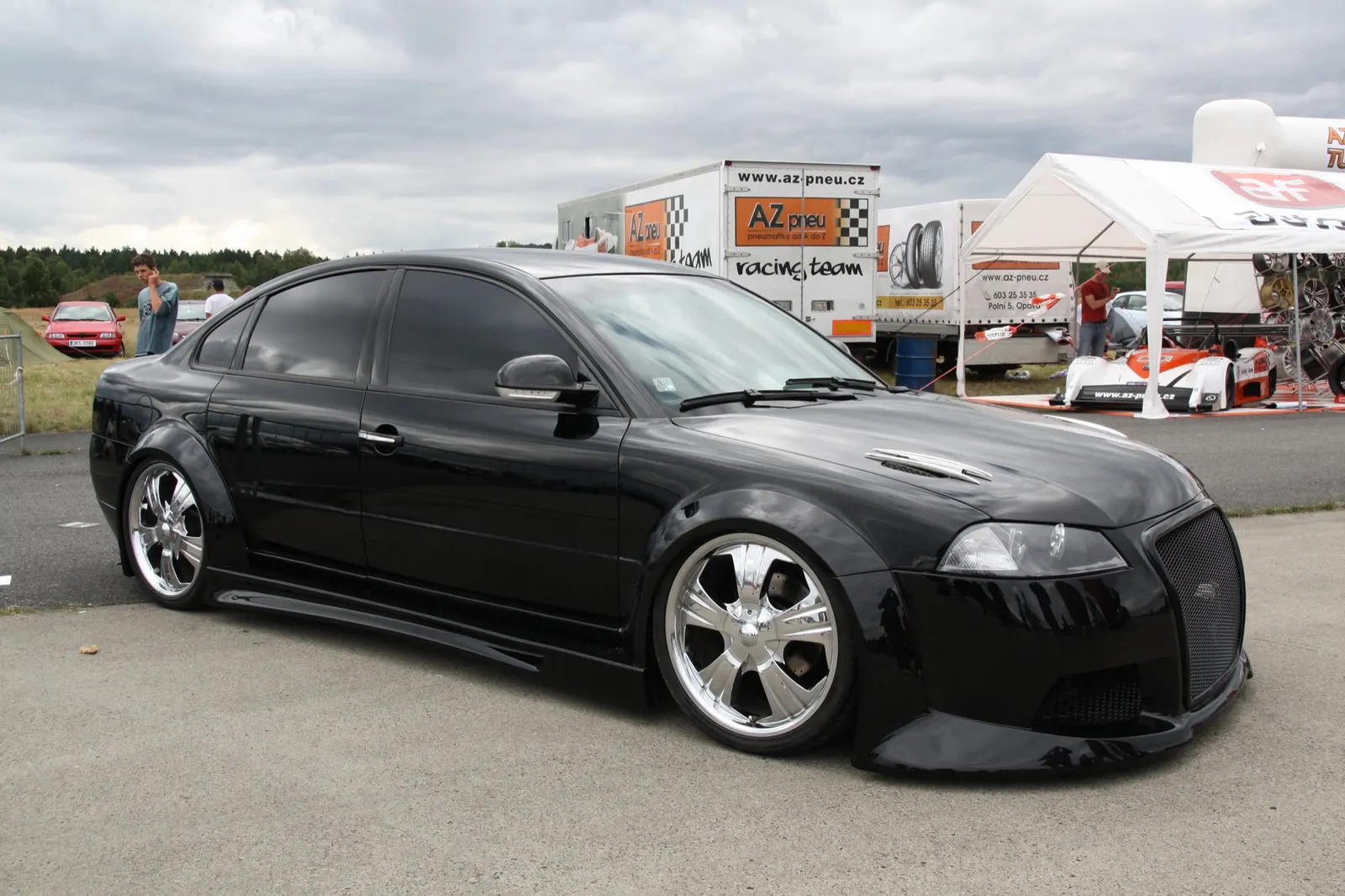 Černý Volkswagen Passat B5 s extrémním widebody a chromovanými koly