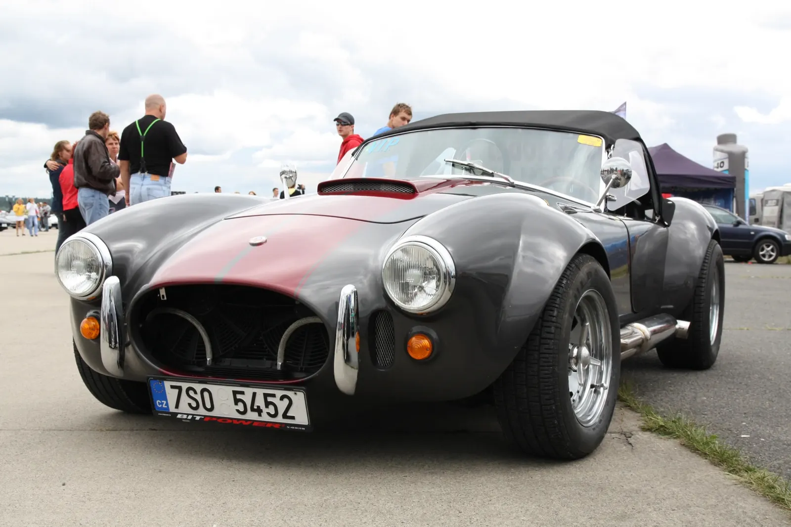 Šedá Cobra replica u tribuny