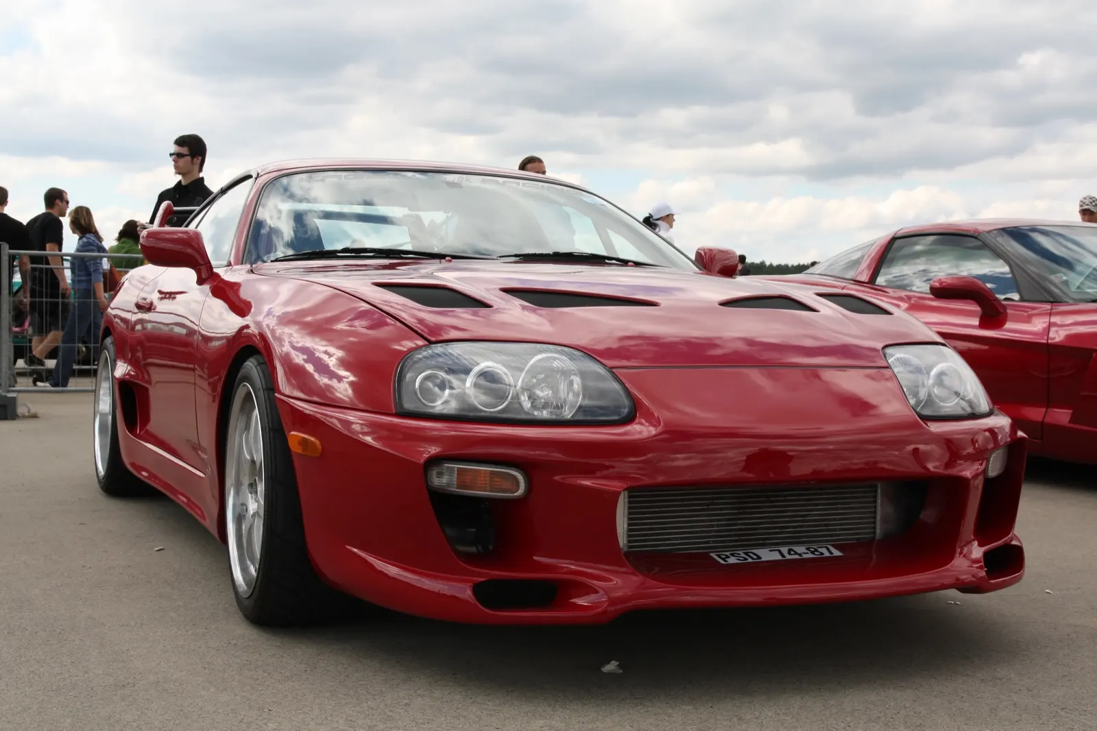 Červená Toyota Supra s výřezy v kapotě, static show