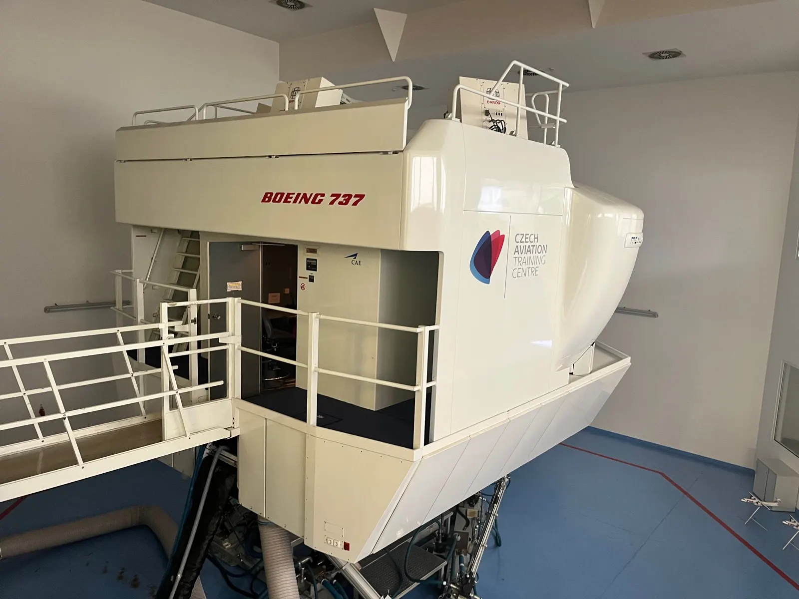 Boeing 737 Full Flight Simulator v hale CATC