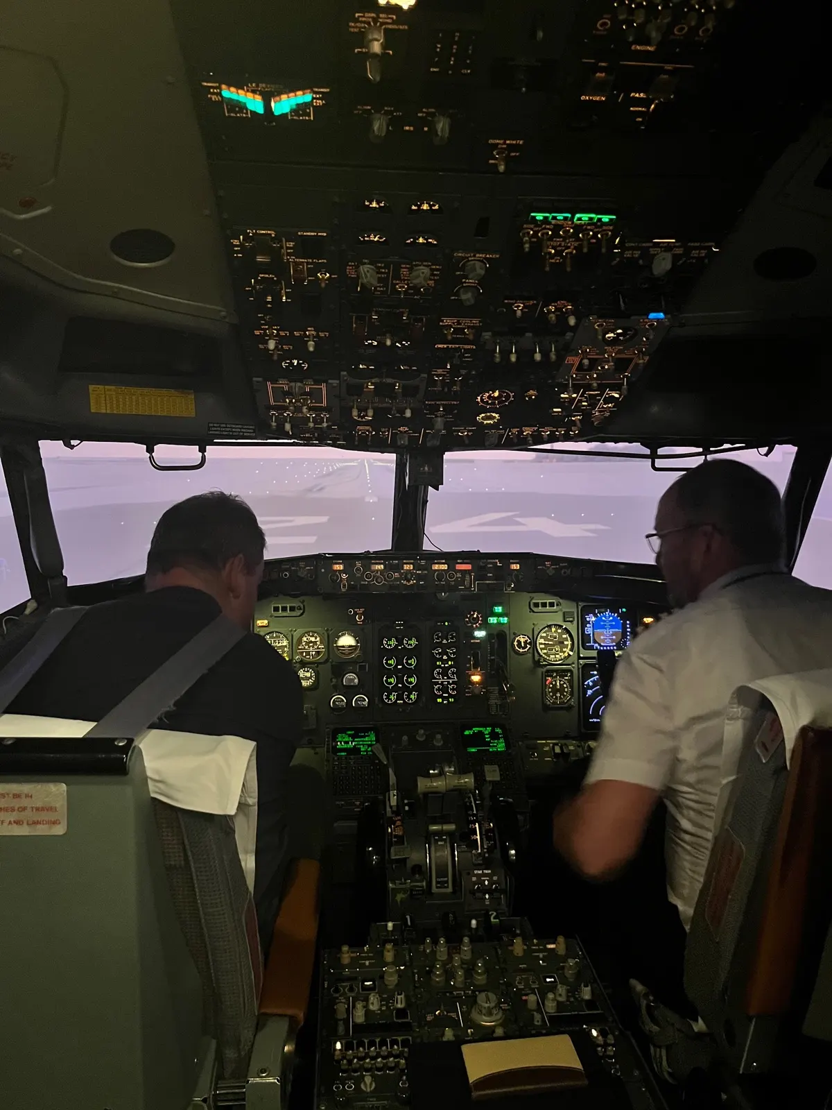 Dva piloti v kokpitu Boeingu 737 při simulaci letu