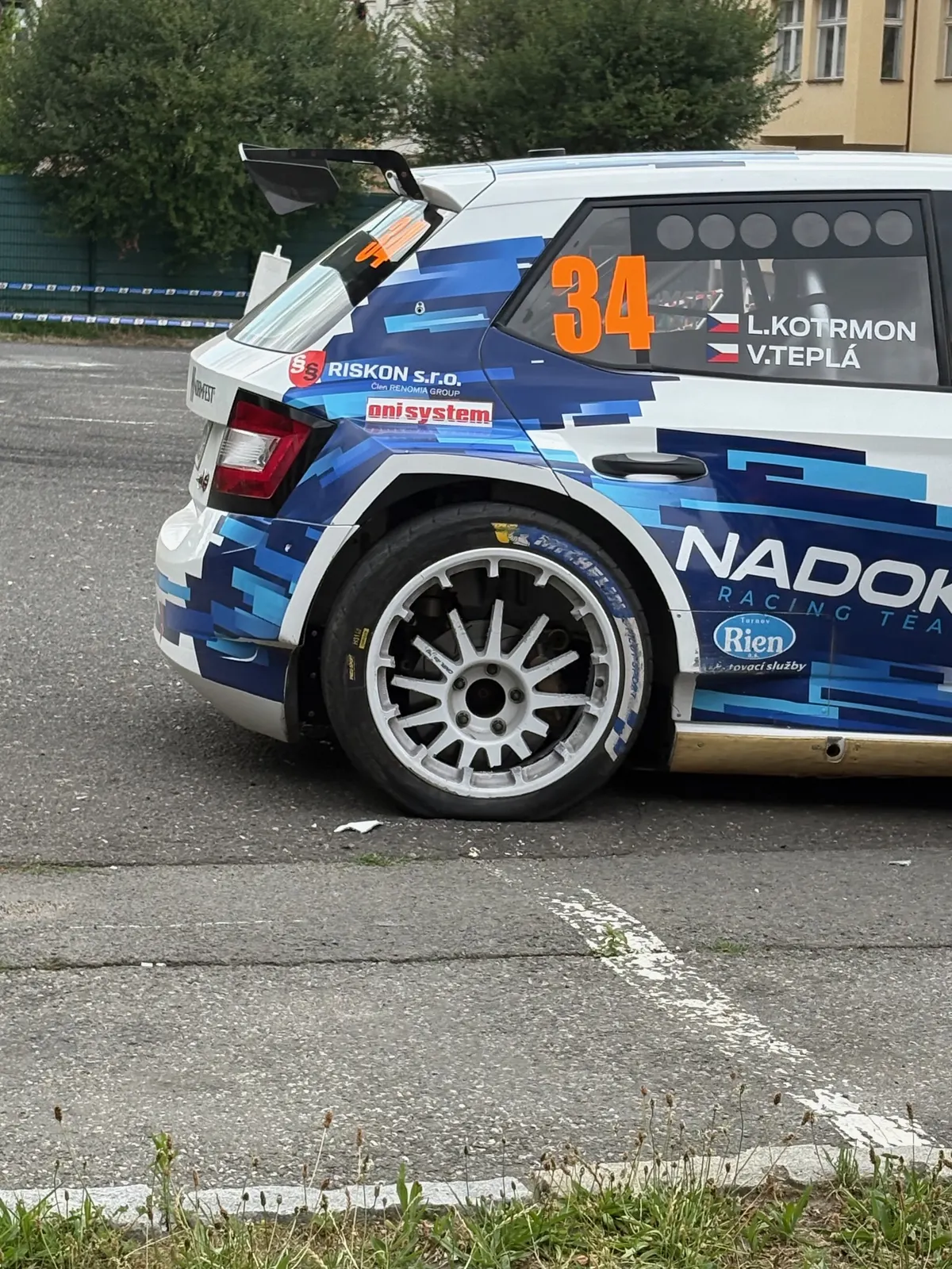 Zadní pravé kolo Škody Fabie Rally2 posádky Kotrmon/Teplá - splasklá pneumatika Michelin po defektu