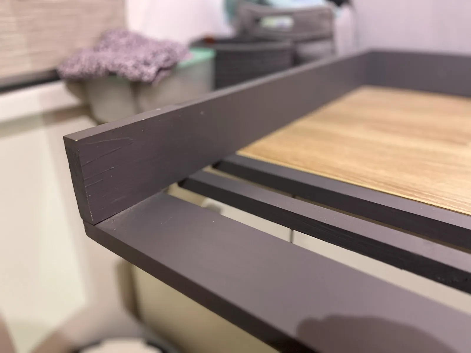 Detail natřené bočnice a dna - jedna vrstva tmavě šedé barvy