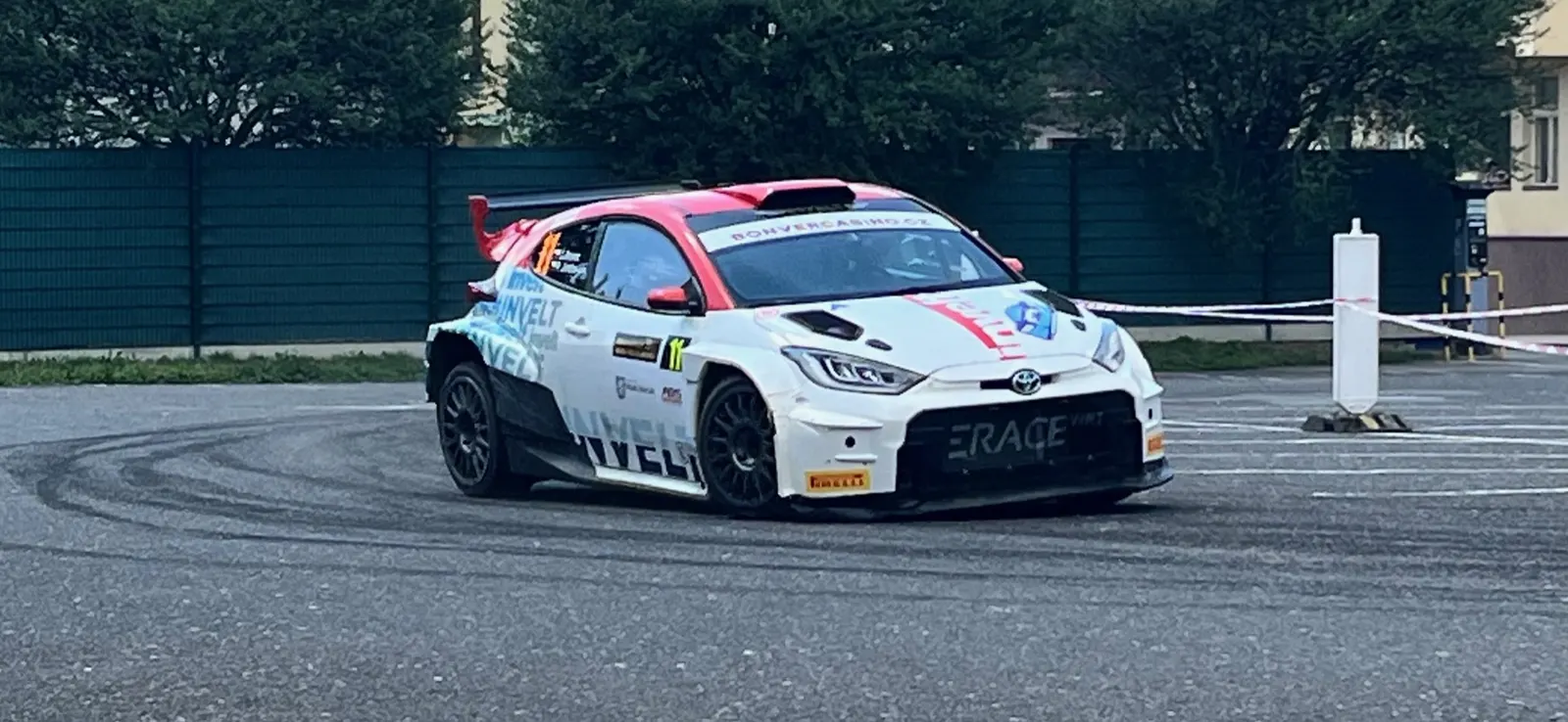 Toyota GR Yaris Rally2 v barvách Invelt Racing při Rally Bohemia 2024