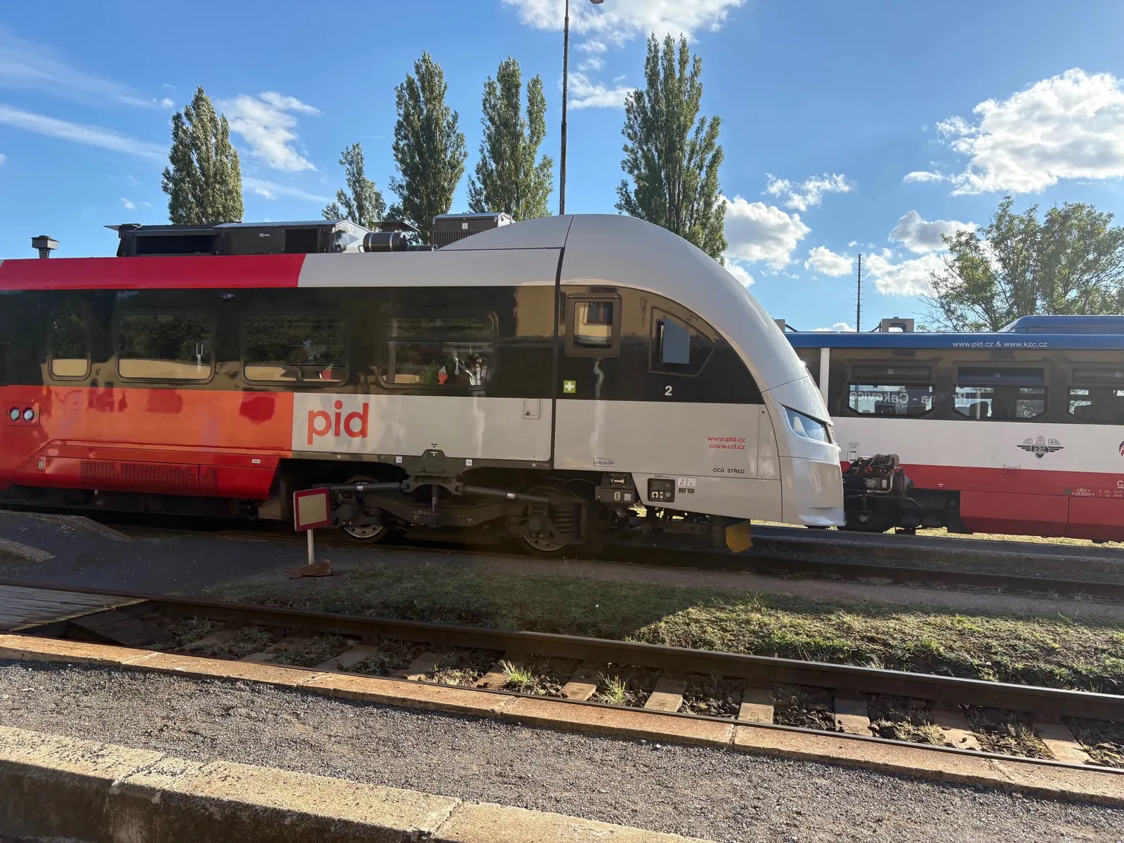 Boční pohled na přední kabinu vozu v barvách PID.