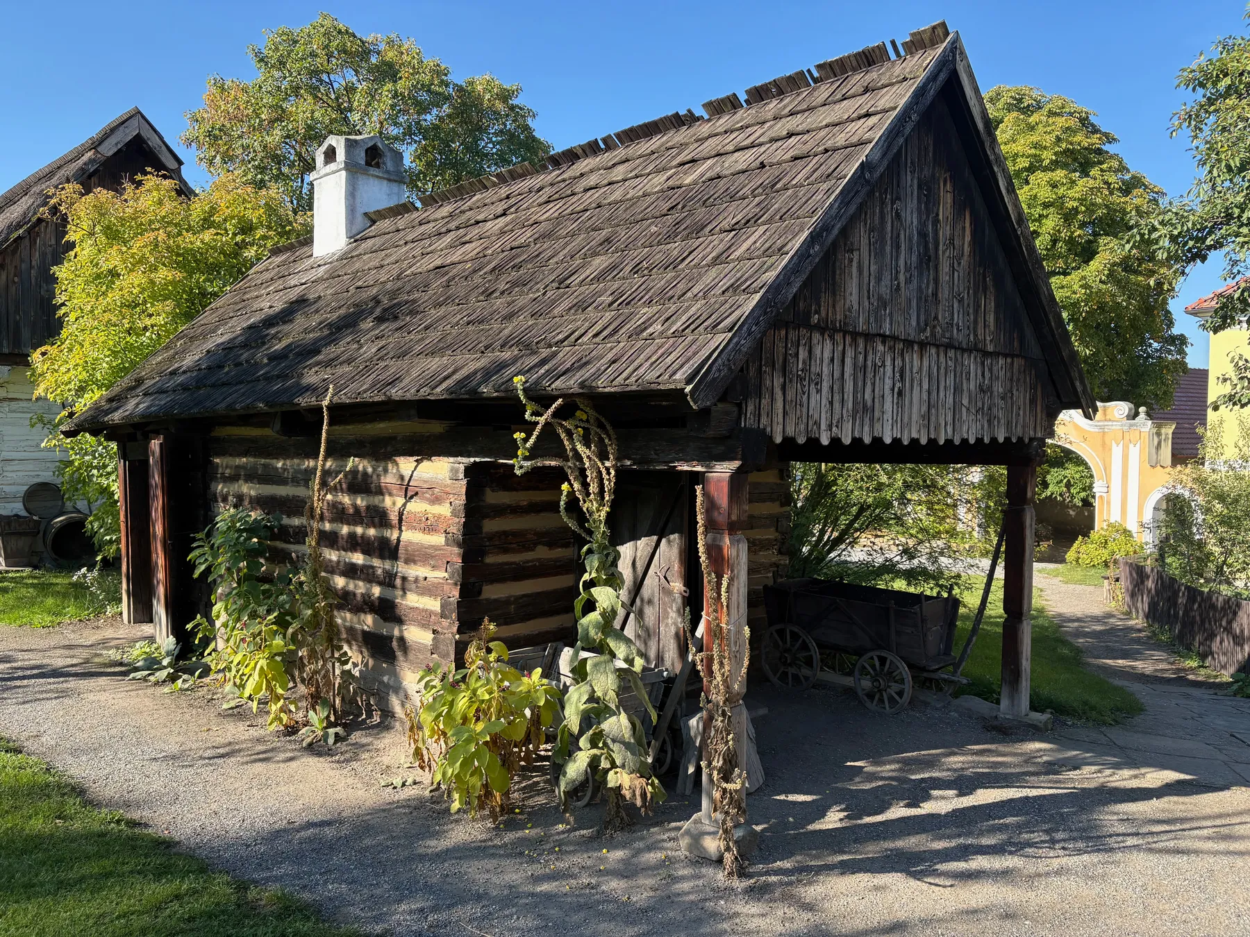 Roubená stavba s předsíní/jeslemi vedle sebe