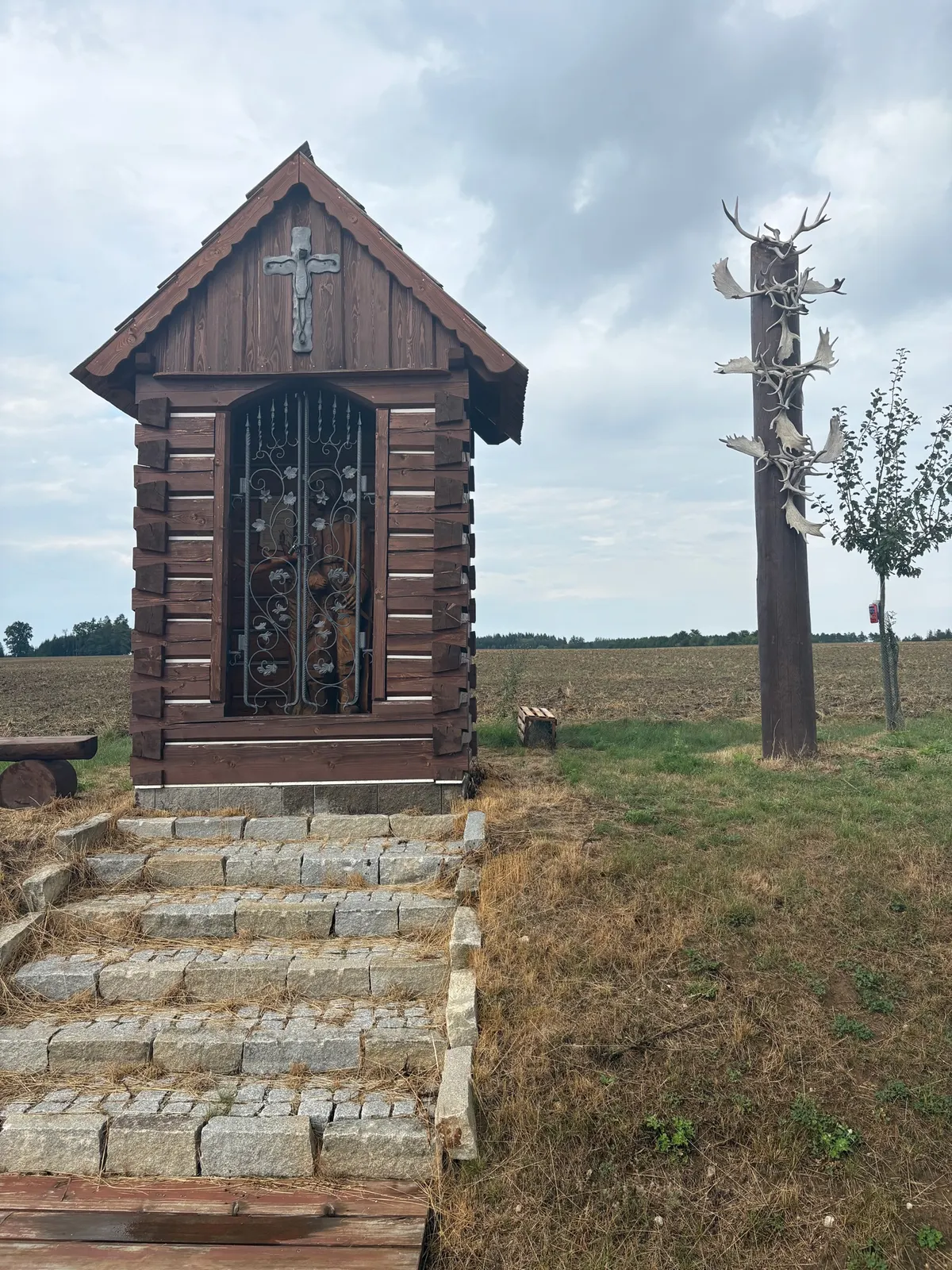 Výklenková kaplička ve Štěpánově u Leštiny