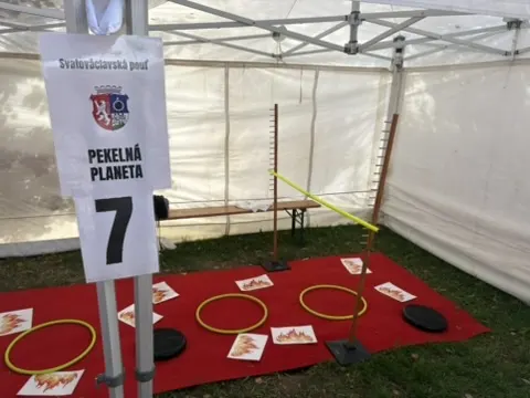 Stanoviště č. 7 - Pekelná planeta - hra s kroužky pro děti pod stanem MČ Praha 9
