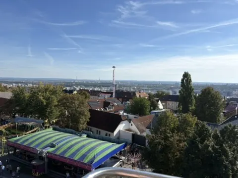 Panorama Prahy z výšky, v popředí zelená střecha stánků