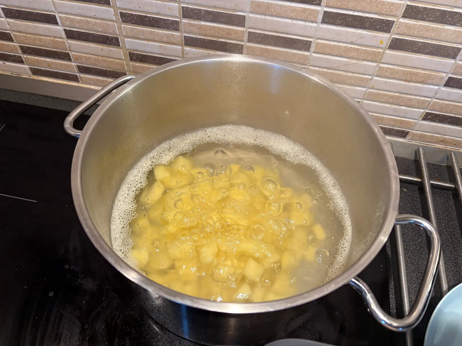 Nakrájené brambory se vaří v druhém hrnci ve vodě
